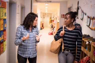 Eine Erzieherin spricht mit einer Mutter.