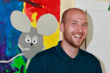 Portrait von Sergej Dmitriew. Er ist Sozialarbeiter in der Kita "Am Wall" in Alzey.