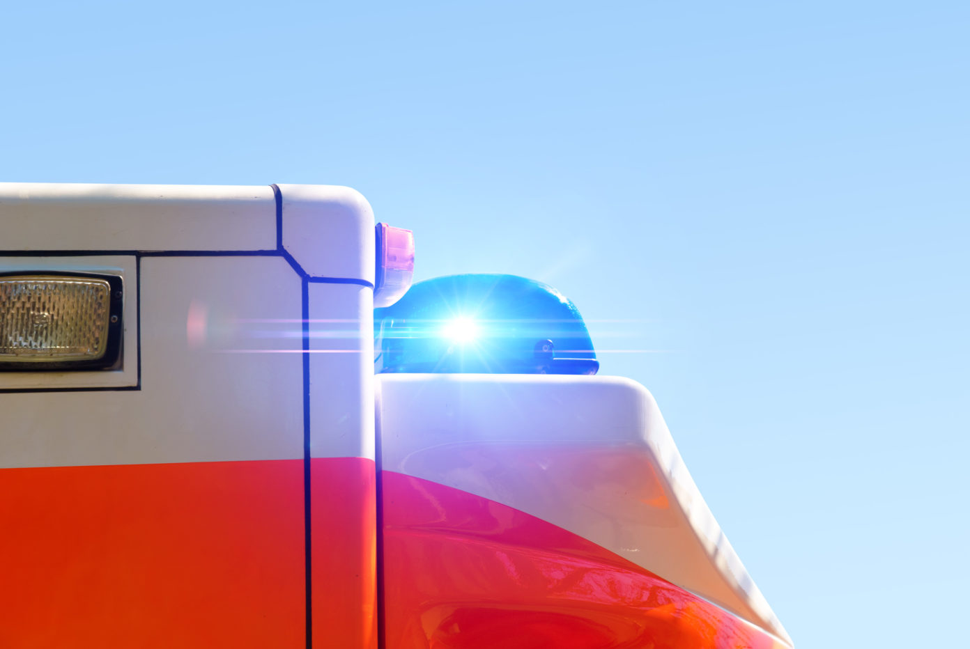 Großaufnahme eines Blaulichts auf einem Rettungswagen.
