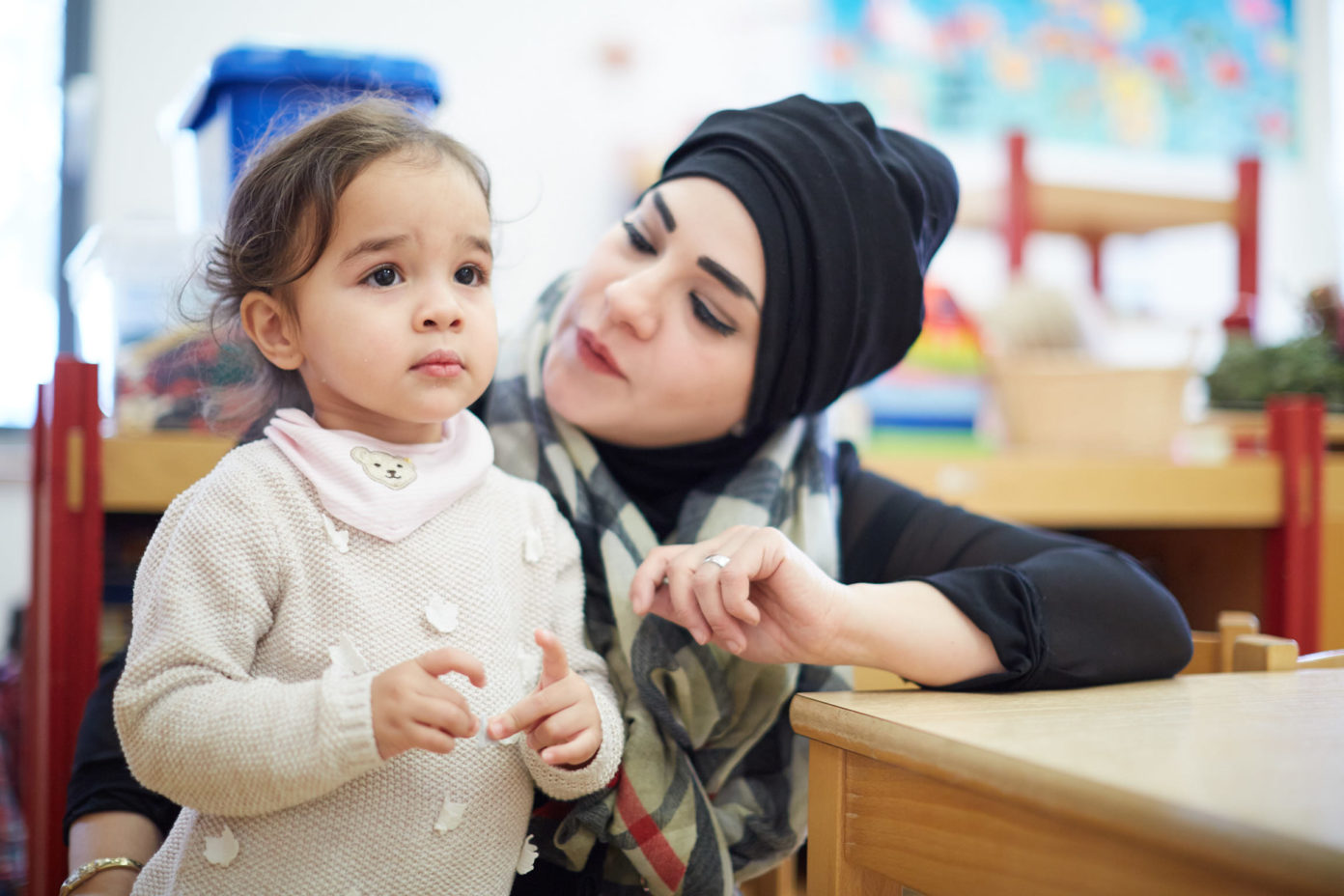 Eine Mutter hilft ihrer Tochter bei Eingewöhnung in die Kita.