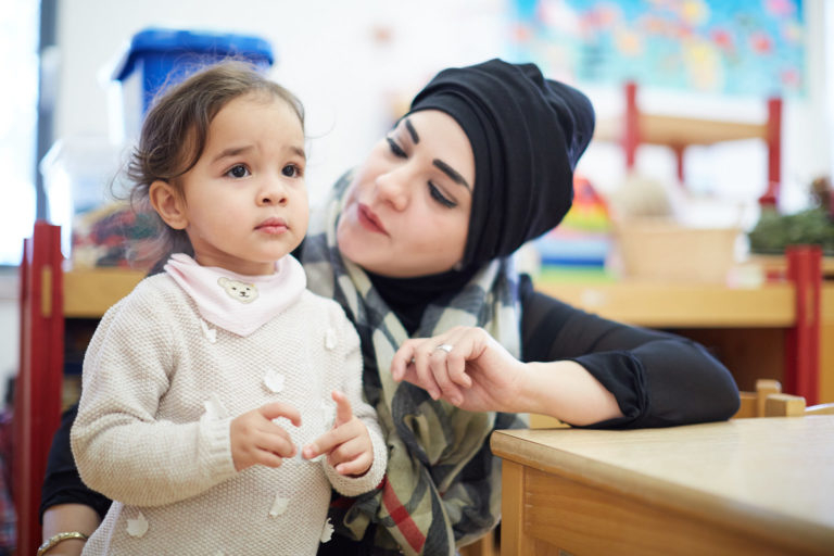 Eine Mutter hilft ihrer Tochter bei Eingewöhnung in die Kita.