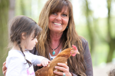Portrait von Gabriele Tietz. Sie ist Leiterin der Kita "Unsere kleine Farm" mit tier- und naturpädagogischem Ansatz in Essen.