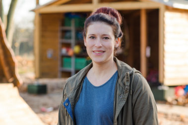 Portrait von Linda Weinhold. Sie leitet die Krippengruppe in der Kita "Haus am Teich" in Frankfurt (Oder).