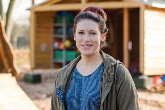 Portrait von Linda Weinhold. Sie leitet die Krippengruppe in der Kita "Haus am Teich" in Frankfurt (Oder).