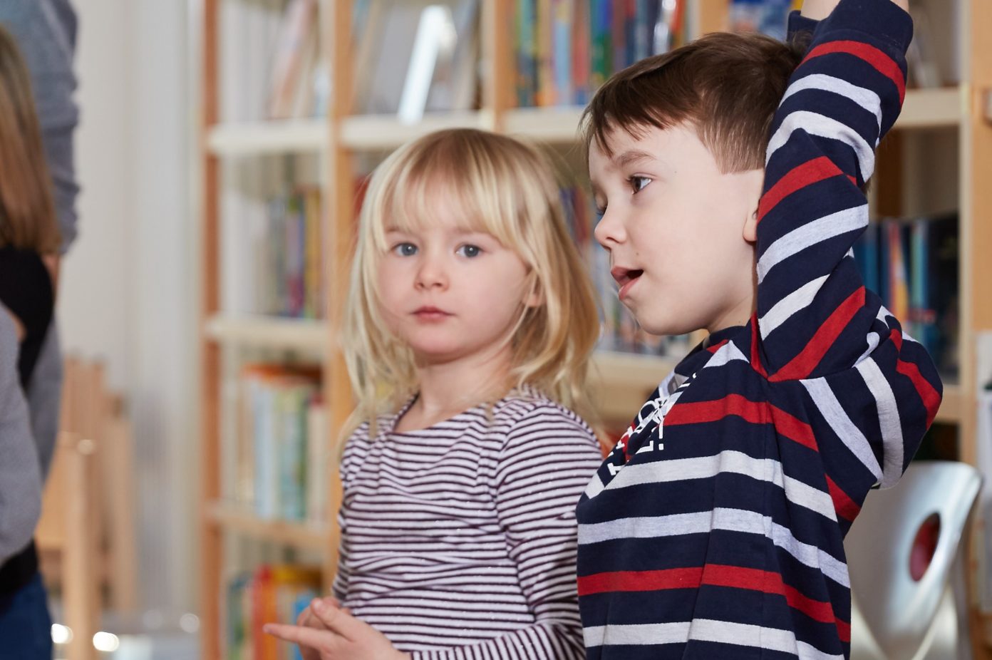 Ein Mädchen und ein Junge aus der Vorschulklasse besuchen die Grundschule und stellen Fragen.