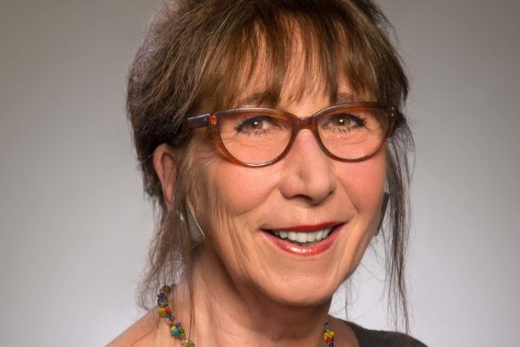 Portrait Regina Finke. Sie ist Diplom-Pädagogin, Supervisorin und ehemalige Kita-Beraterin aus Berlin.