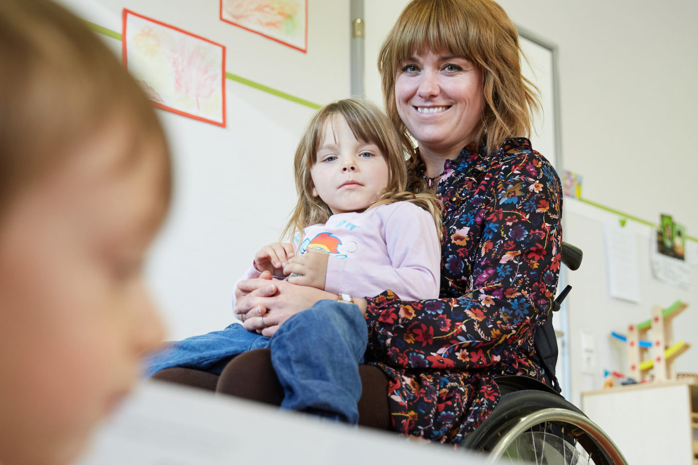 Portrait von Daniela Koffmane. Sie ist Erzieherin in der Protestantischen Kindertagesstätte Turnerstraße in Kaiserslautern und sitzt im Rollstuhl.