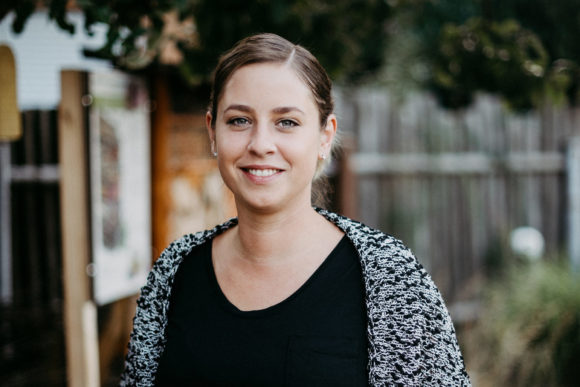 Portrait von Lisa Kovac. Sie ist Erzieherin der Kita Uphof in Hamm, in deren Kita-Alltag der Generationengarten eine feste Rolle spielt.