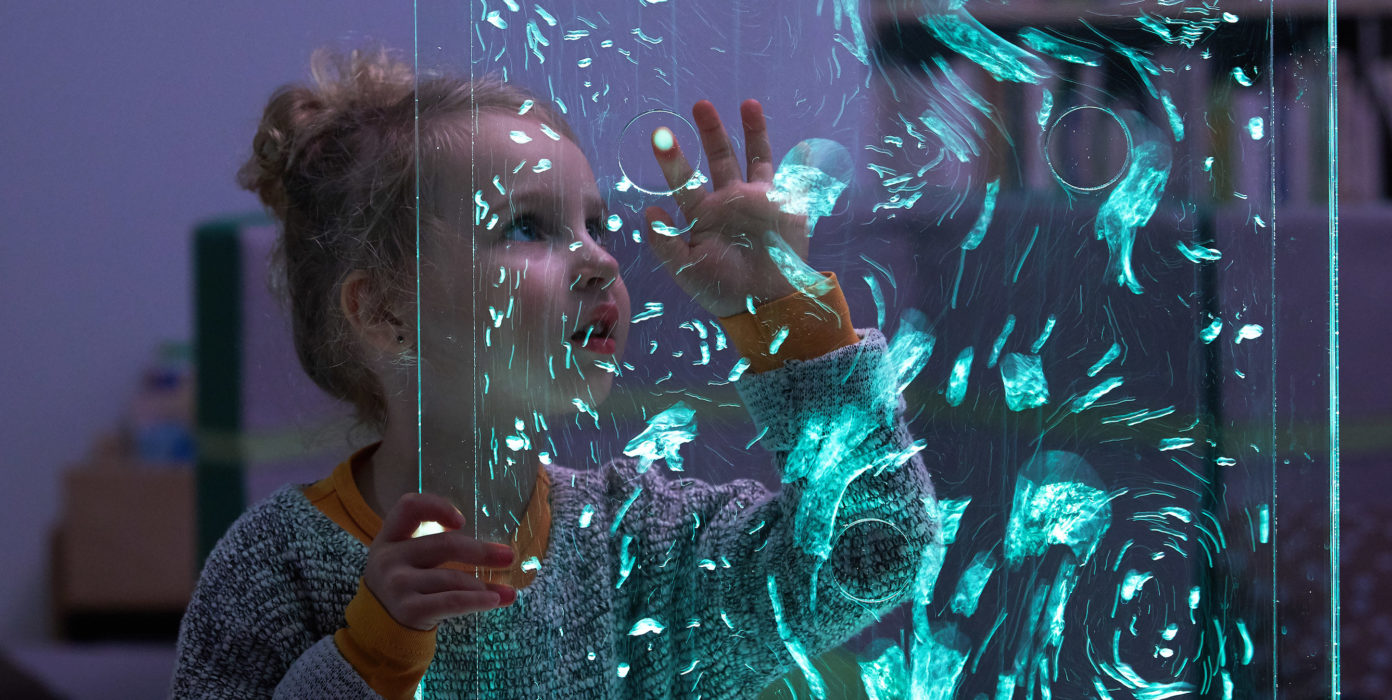 Licht- und Farbspiele sind zentrale Elemente in Snoezelräumen.