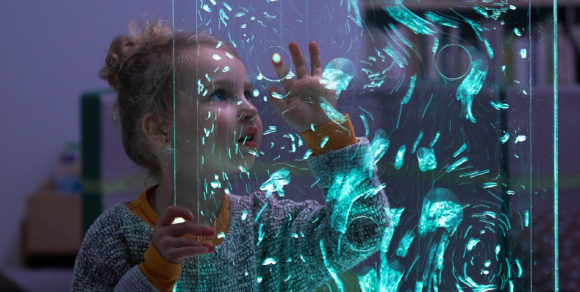 Licht- und Farbspiele sind zentrale Elemente in Snoezelräumen.