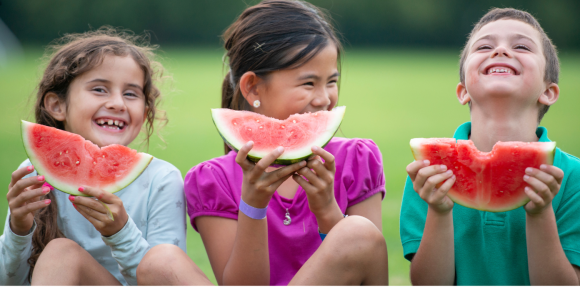 Kinder mit Wassermelone