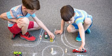 Auf der Strasse spielende Kinder