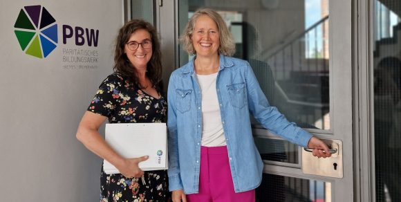 Berufsfachschulleiterin Katrin Dicken und Fachschulleiterin Angela Weber vor dem Eingang des neuen PBW-Standorts in der Utbremer Straße 90