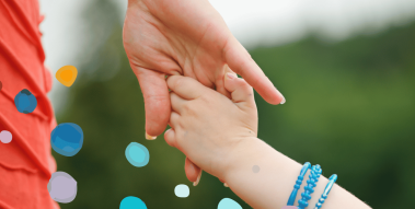 Erwachsene hält Kind an der Hand