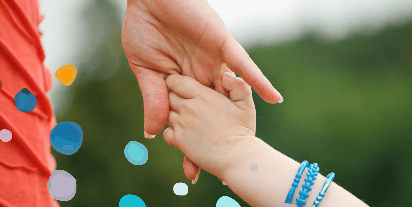 Erwachsene hält Kind an der Hand