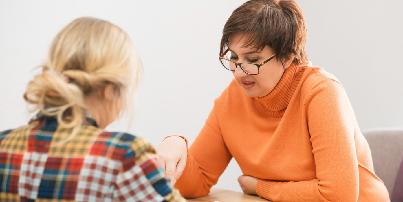 Erzieherin spricht mit Mutter
