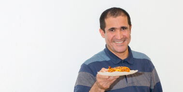 Mann mit Pizzastück