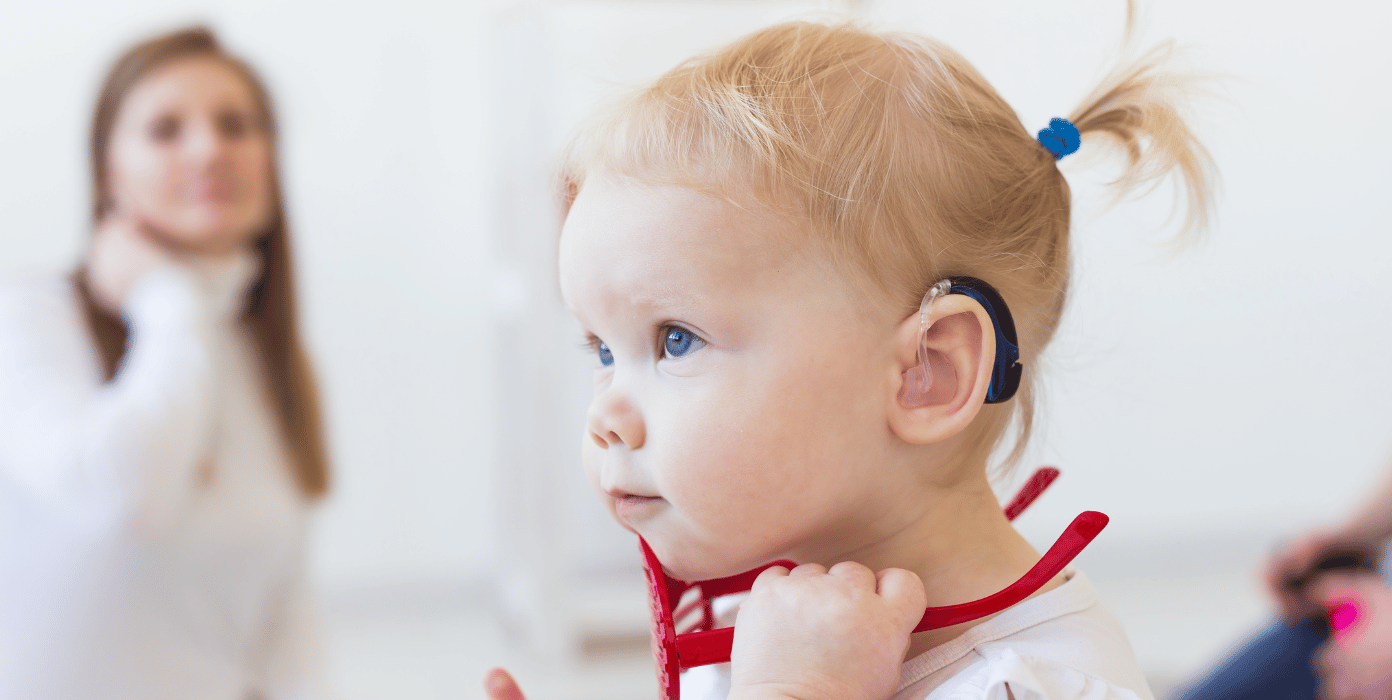 kleines Mädchen mit Hörgerät