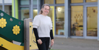 Petra Oswald vor einem Klettergerüst