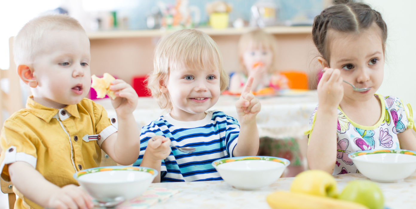 Kinder im Kindergarten beim Essen.