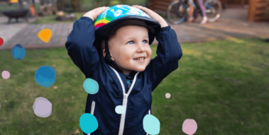 Kind mit Fahrradhelm