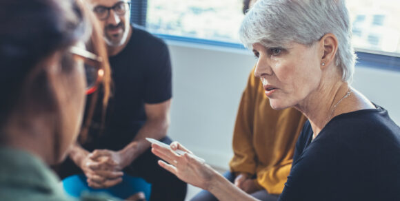 Eine Gruppe im Gespräch.