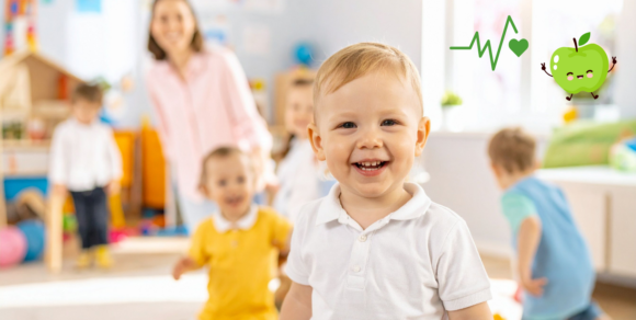 Ein Junge in der Kita lächelt in die Kamera