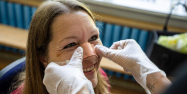 Anett bekommt ein Pflaster auf die Nase geklebt.