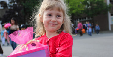 Ein Kind mit einer Schultüte.