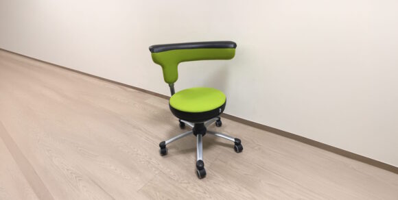 Ein ergonomischer Stuhl für Arbeiten in der Kita